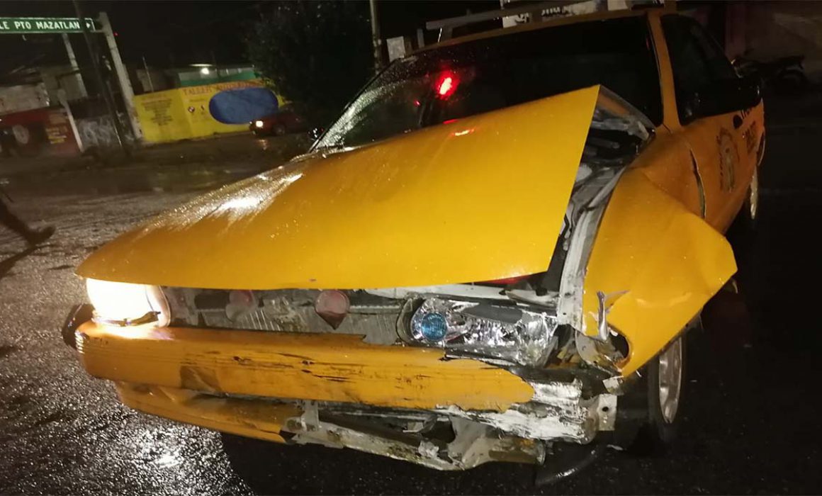 Ebrio chocó taxi y se atoró en una bugambilia cuando huía