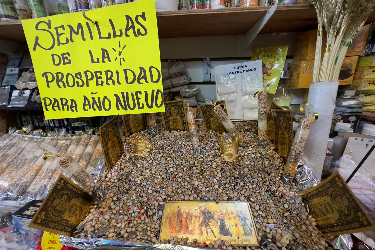 Mexicanos acostumbran comprar amuletos a final del año para iniciar el  siguiente con buena suerte, protección y abundancia