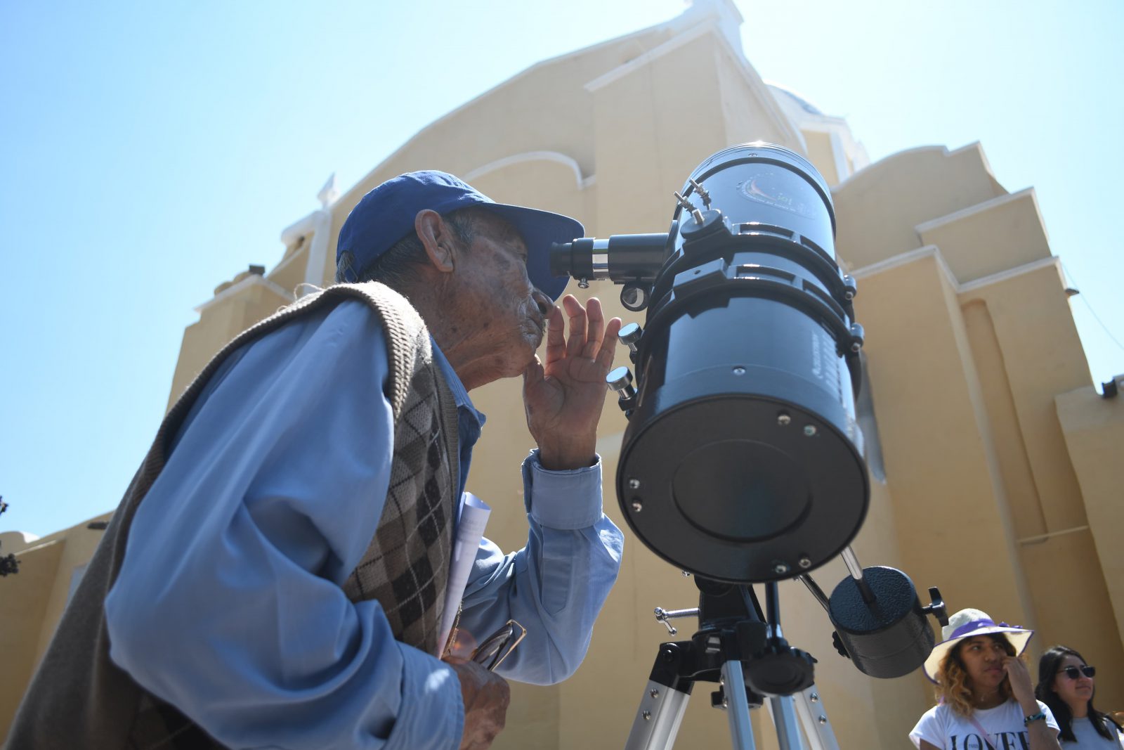 Disfrutan cientos de tlaxcaltecas del eclipse solar en San José