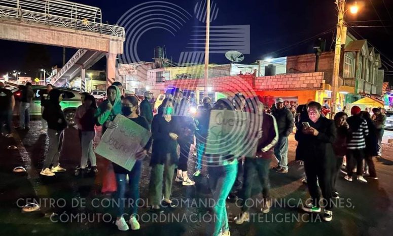 Por inseguridad, bloquean pobladores carretera Apizaco-Tlaxco, en Tetla