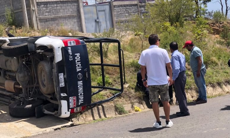 Patrulla de Panotla vuelca; 2 policías resultan lesionados