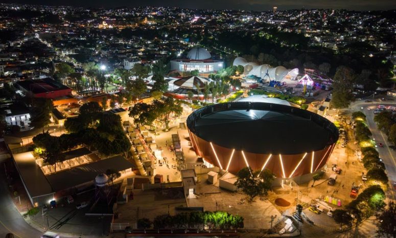 Gobernadora enciende iluminación del nuevo palenque de Tlaxcala