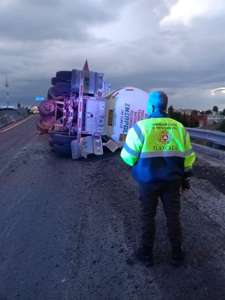 Cepc Controla CEPC fuga de gasolina en carretera Huamantla-Apizaco ...