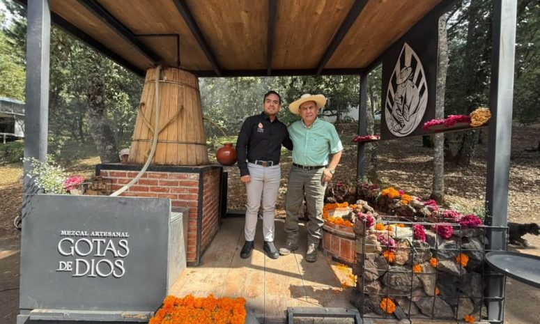 Celebran con mezcal enterrado raíces mexicanas en el Día de Muertos 