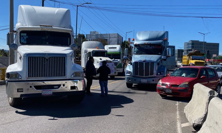 Transportistas bloquean carreteras de Tlaxcala por paro nacional